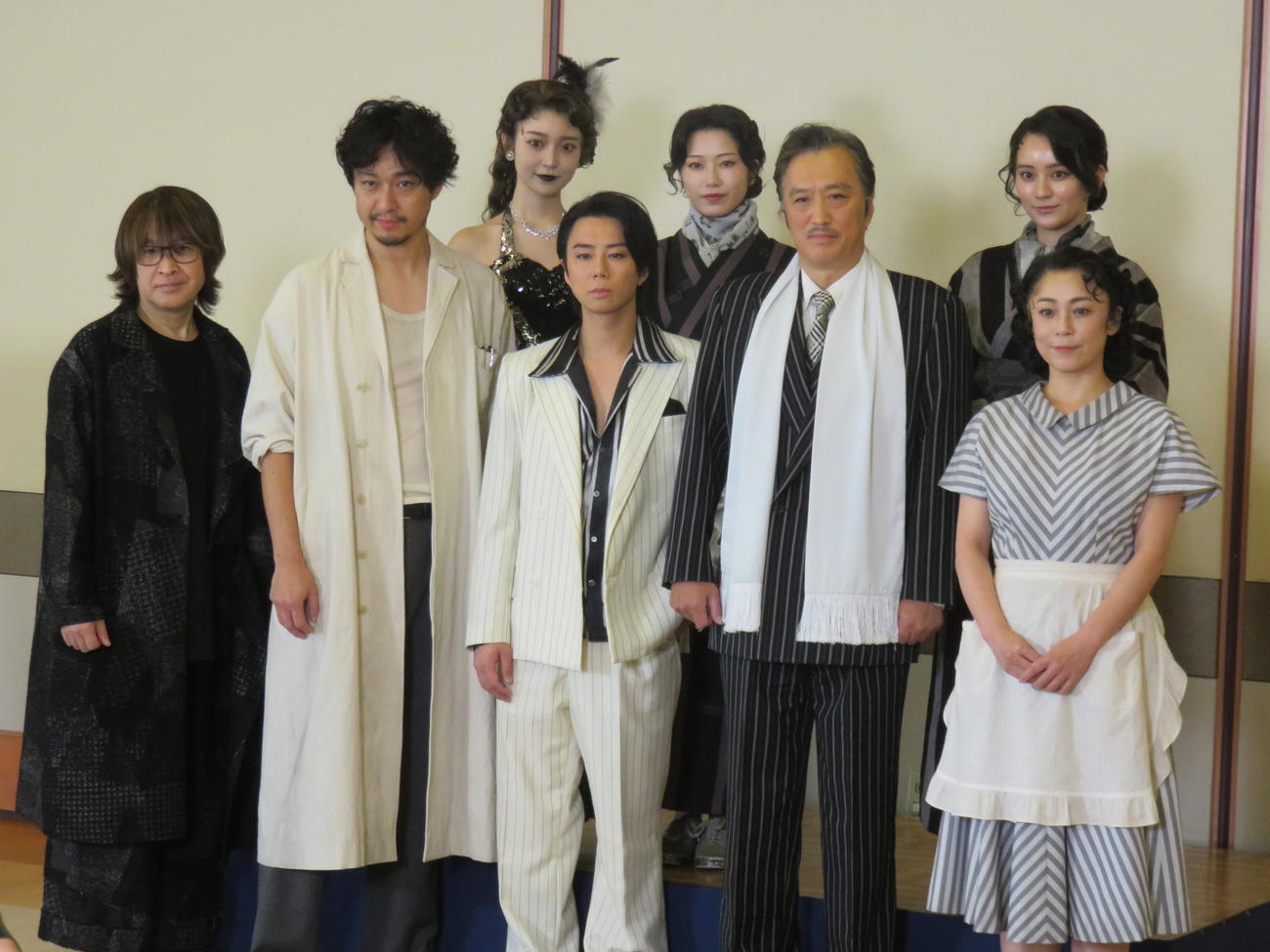 舞台「醉いどれ天使」の取材会に臨んだ、後列左から阪口珠美、横山由依、岡田結実、前列左から演出の深作健太氏、渡辺大、北山宏光、大鶴義丹、佐藤仁美
