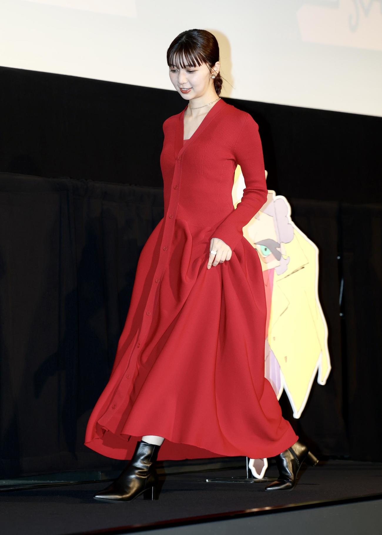 ステージに登壇する上白石萌歌（撮影・河田真司）