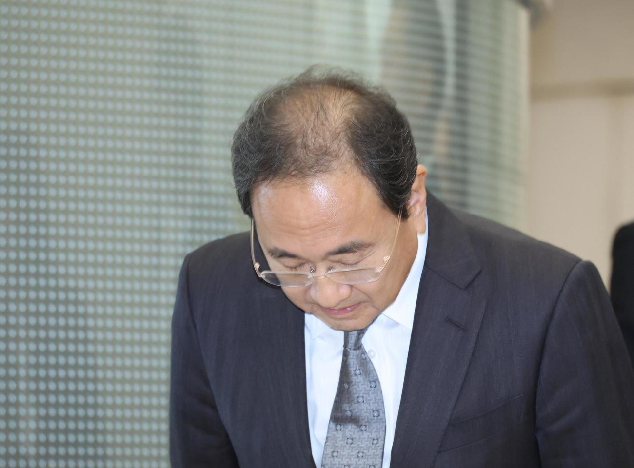 一礼するフジテレビ清水賢治社長（撮影・中島郁夫）