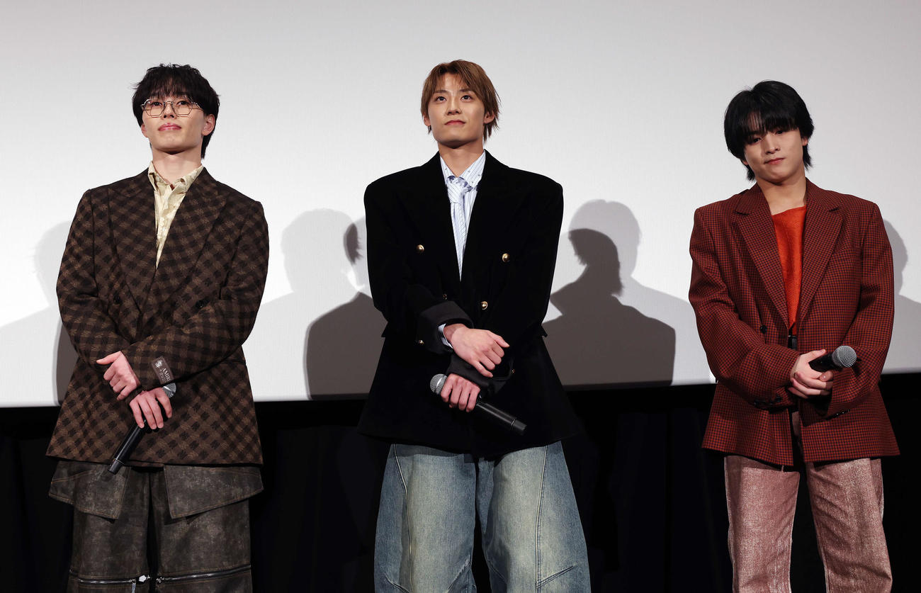 「超特急　The Movie RE：VE」公開初日舞台あいさつに登壇した超特急のマサヒロ（左）、アロハ（中央）、ハル（撮影・宮地輝）