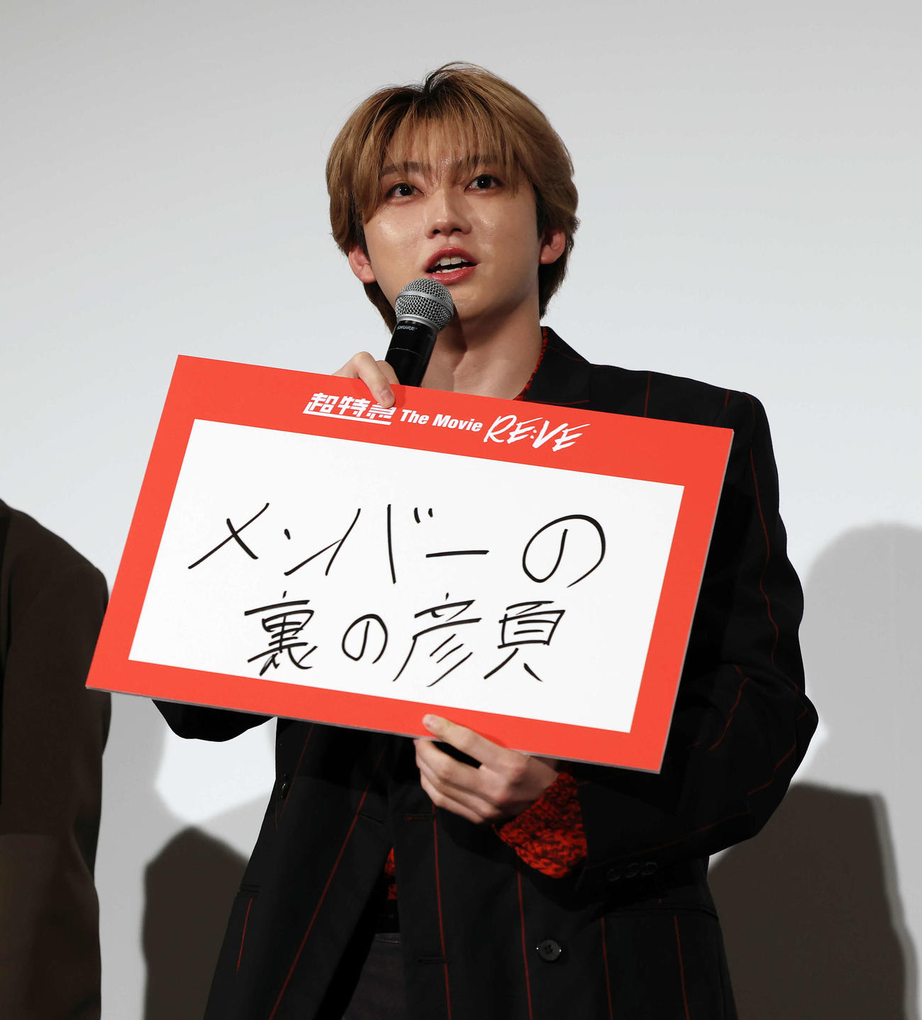 「超特急　The Movie RE：VE」公開初日舞台あいさつで映画の注目ポイントを書いたフリップを持つ超特急のユーキ（撮影・宮地輝）