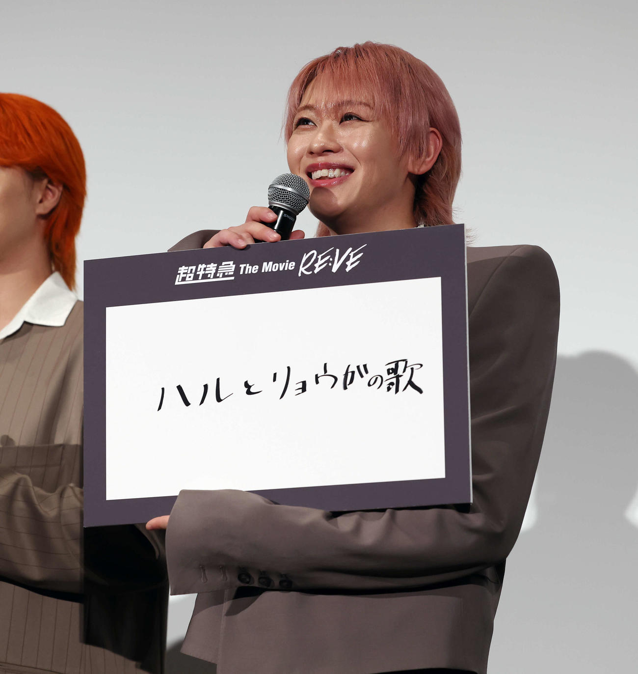 「超特急　The Movie RE：VE」公開初日舞台あいさつで映画の注目ポイントを書いたフリップを持つ超特急のシューヤ（撮影・宮地輝）
