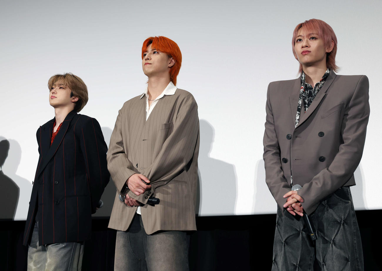 「超特急　The Movie RE：VE」公開初日舞台あいさつに登壇した超特急の左からユーキ（左）、タカシ（中央）、シューヤ（撮影・宮地輝）