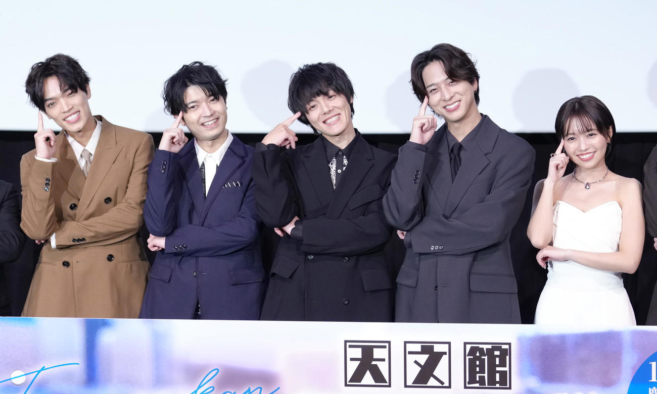 ポーズを決める、左から原嘉孝、高田翔、室龍太、寺西拓人、大原優乃（撮影・足立雅史）