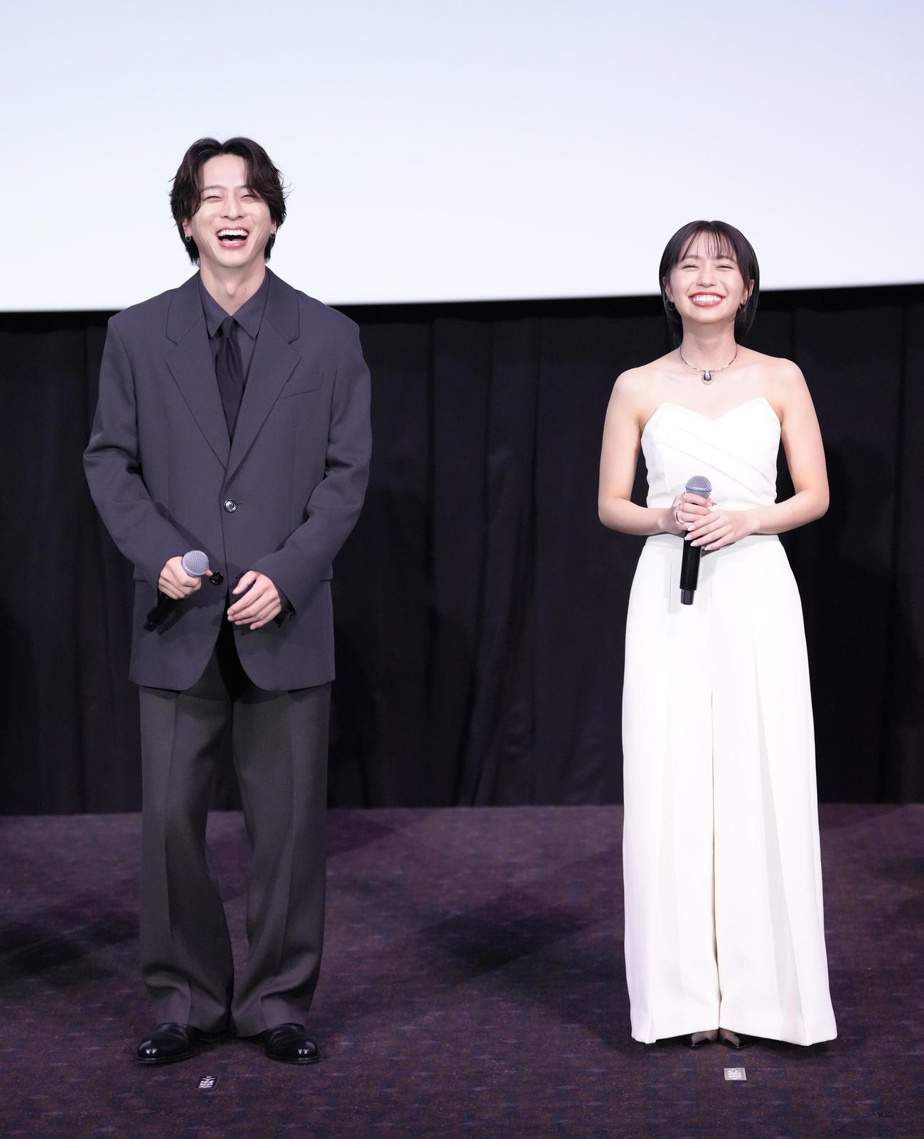 舞台あいさつに登壇し、笑顔を見せる寺西拓人（左）と大原優乃（撮影・足立雅史）