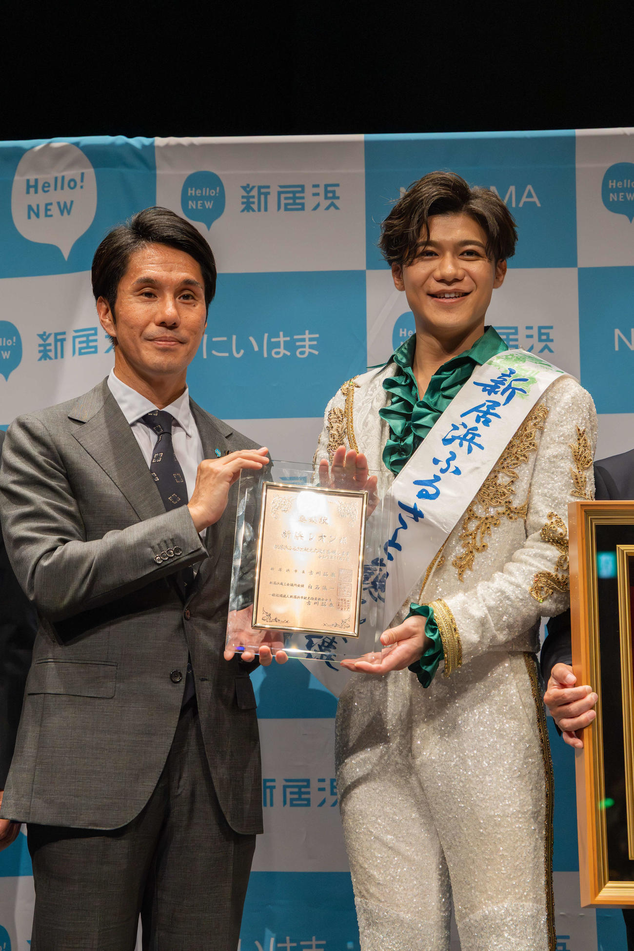「新居浜ふるさと観光大使」に就任した新浜レオン（右）と同市の古河拓哉市長