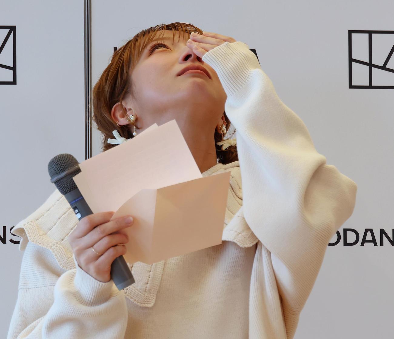 最新著書発売記念イベントで長女・辻希空から贈られた手紙に涙を流す辻希美（撮影・中島郁夫）