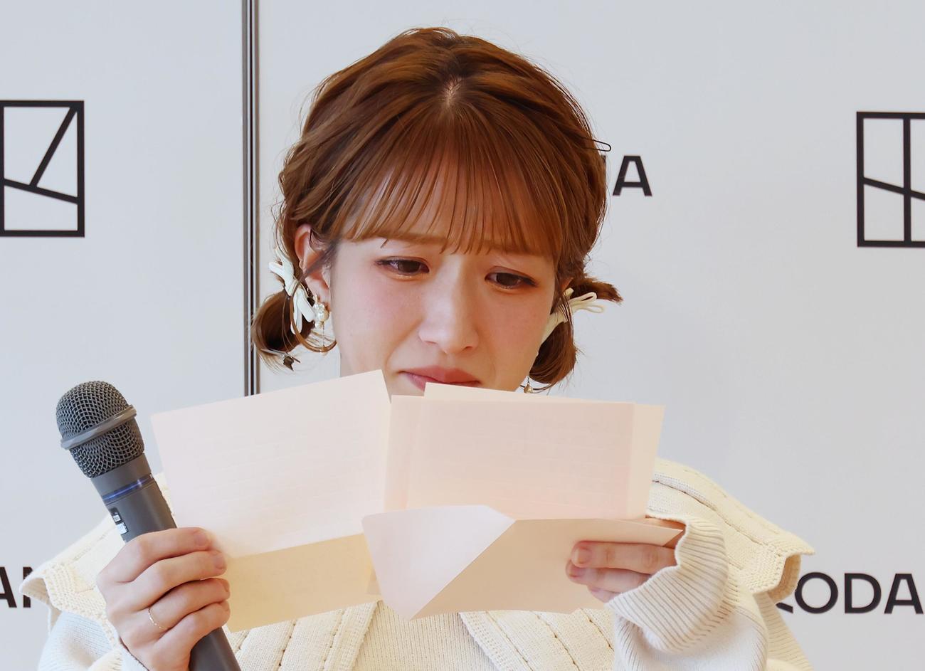 最新著書発売記念イベントで長女・辻希空から贈られた手紙に涙を流す辻希美（撮影・中島郁夫）