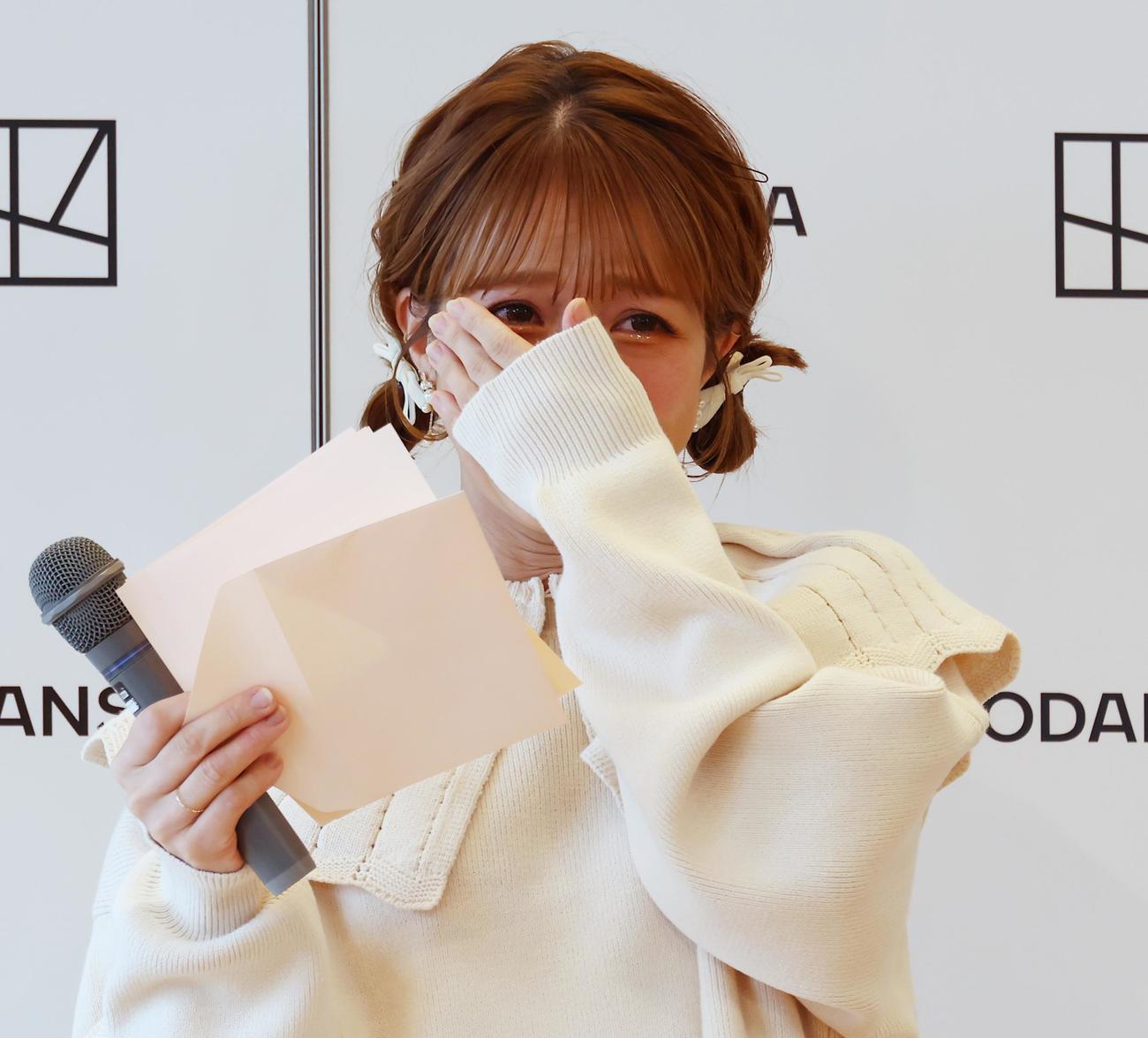 最新著書発売記念イベントで長女・辻希空から贈られた手紙に涙を流す辻希美（撮影・中島郁夫）