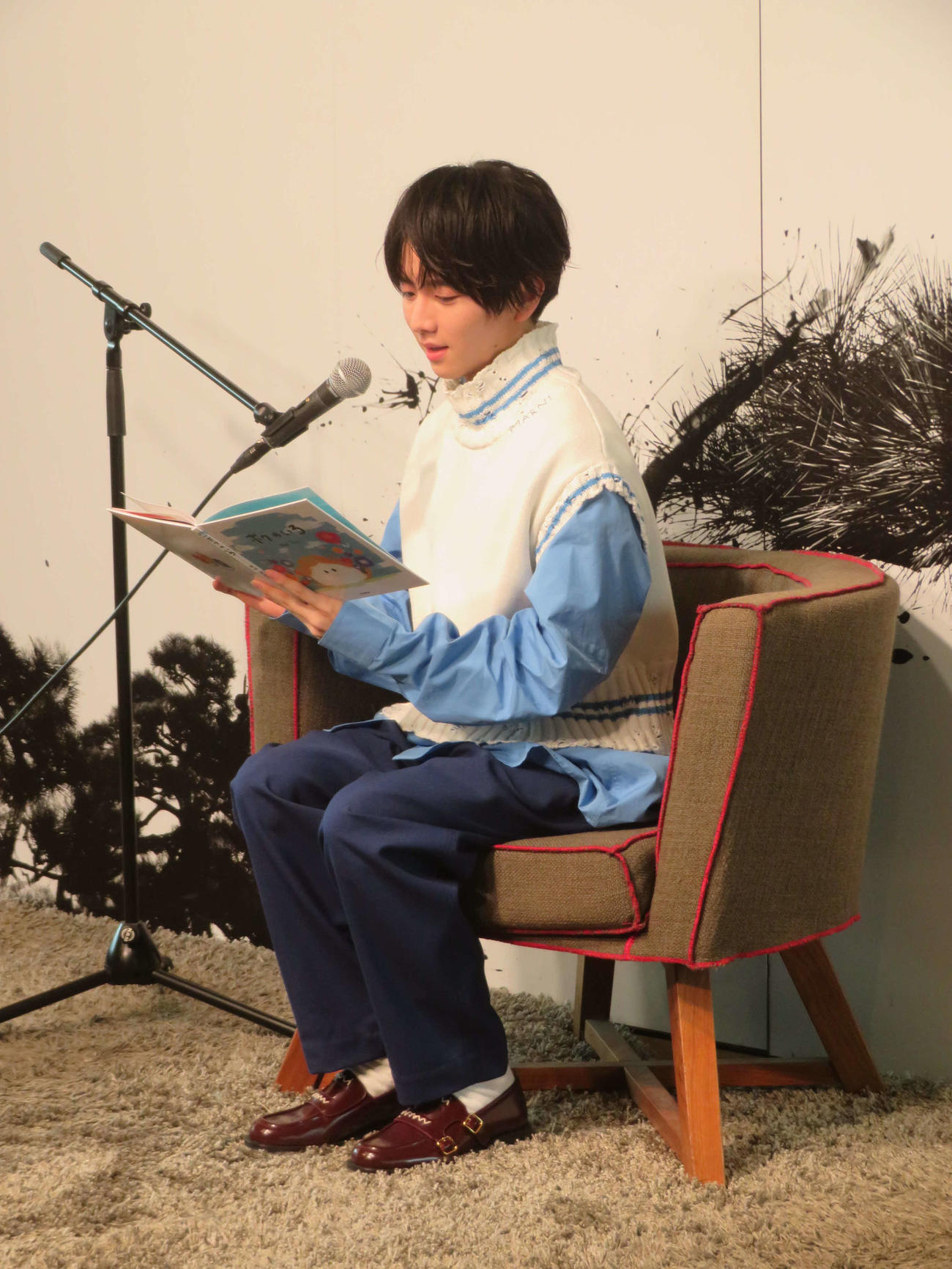 初絵本「ボクのいろ」を読み聞かせする板垣李光人（撮影・川田和博）