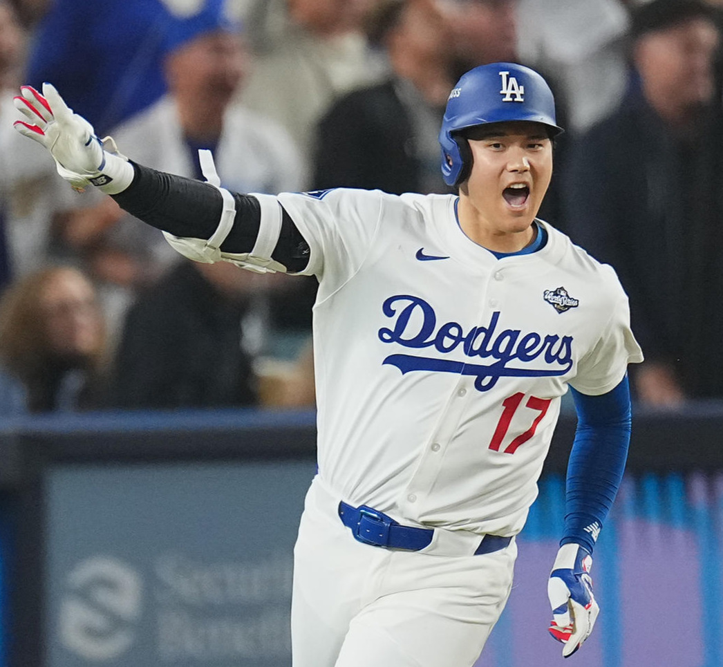 雄たけびを上げる大谷翔平（2025年10月27日撮影）