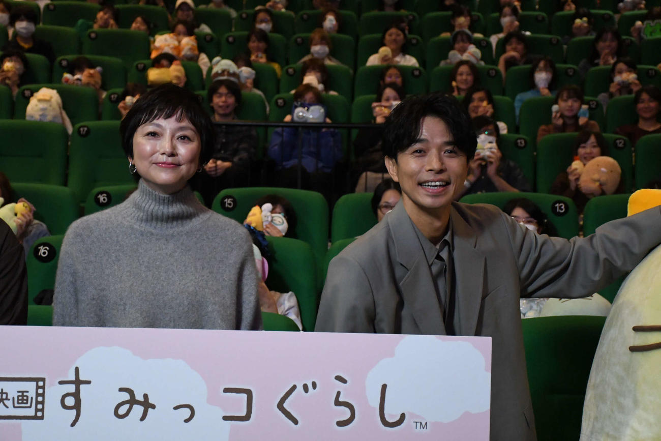 「映画すみっコぐらし　空の王国とふたりのコ」の舞台あいさつに出席した井ノ原快彦（右）と本上まなみ（撮影・阪口孝志）