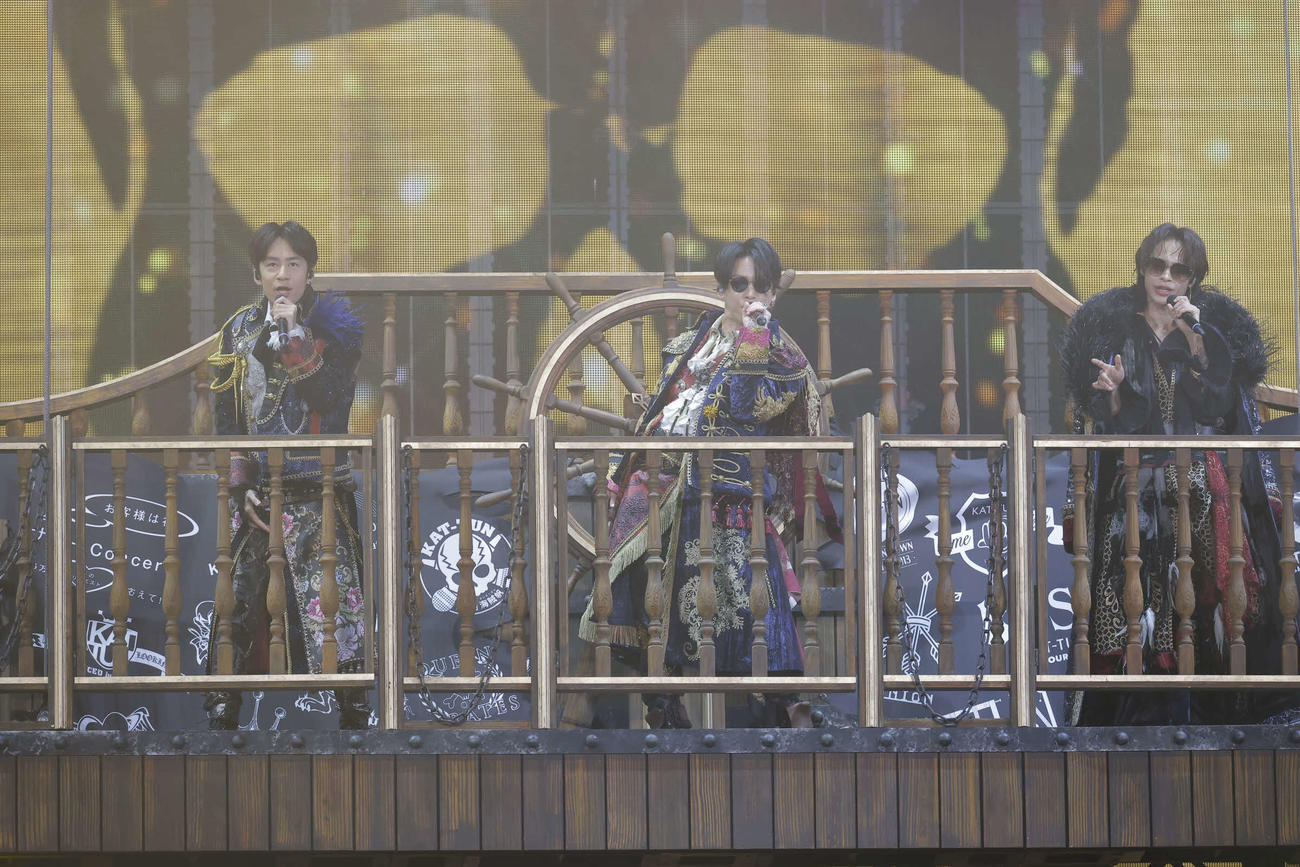 歌唱する（左から）中丸雄一、亀梨和也、上田竜也