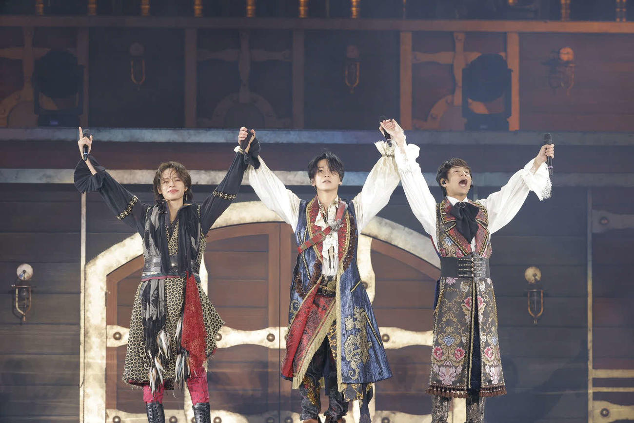 手をつなぐ（左から）中丸雄一、亀梨和也、上田竜也
