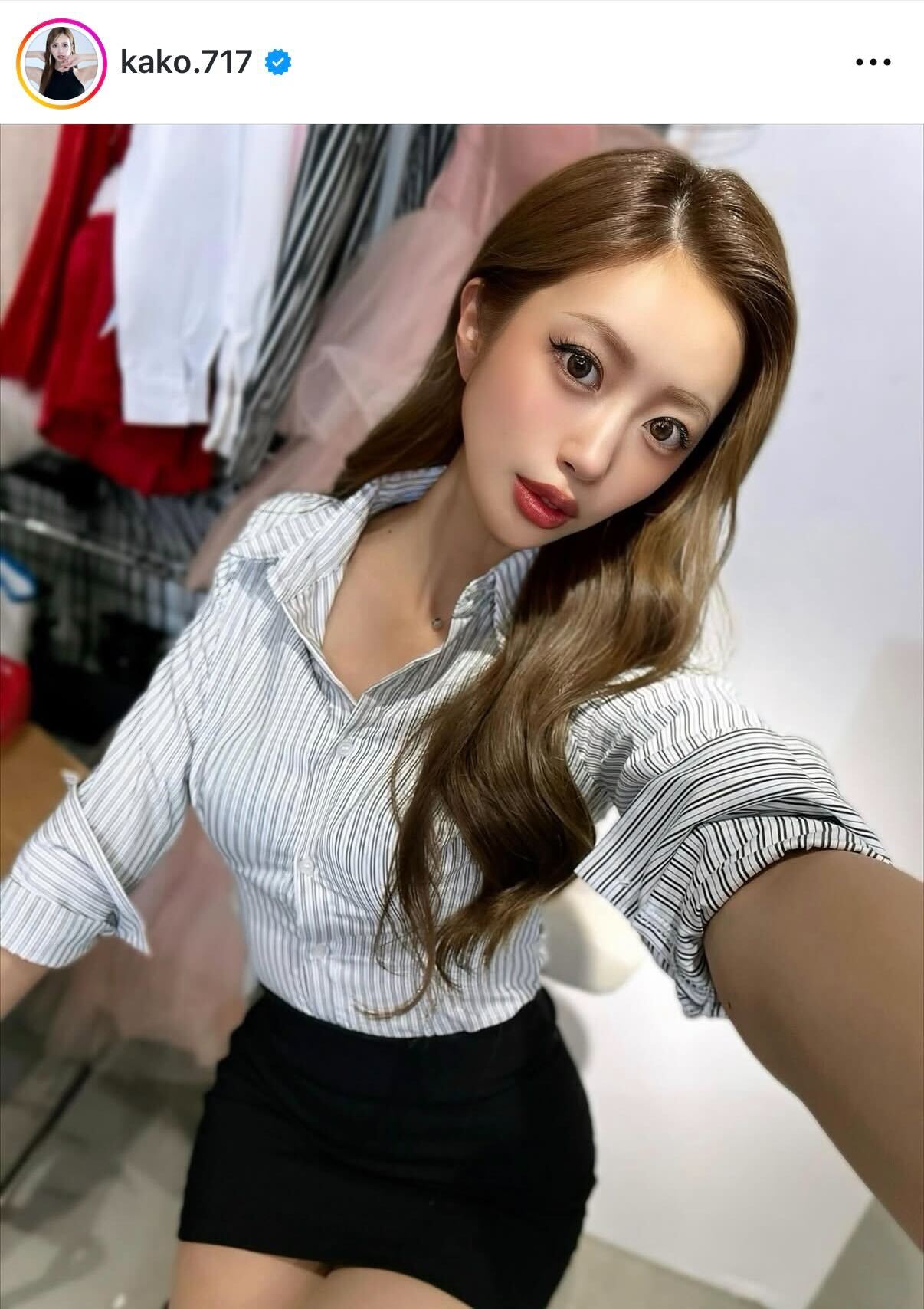 OL風コスプレショット（央川かこのインスタグラムから）