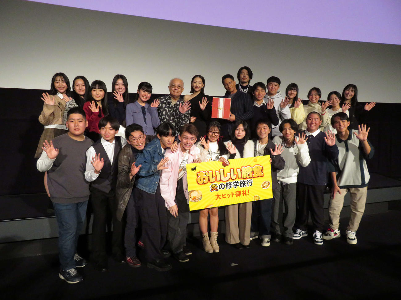 映画「おいしい給食　炎の修学旅行」大ヒット御礼舞台あいさつで忍川中の生徒を演じた一同と記念撮影する、後列左6人目から小堺一機、武田玲奈、市原隼人、栄信（撮影・村上幸将）