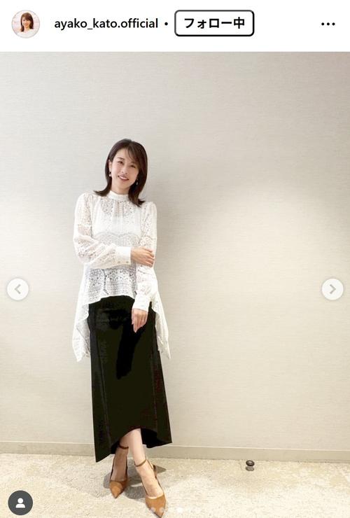 元フジアナ加藤綾子、胸元透け感白トップス＆スリット入りパンツコーデ