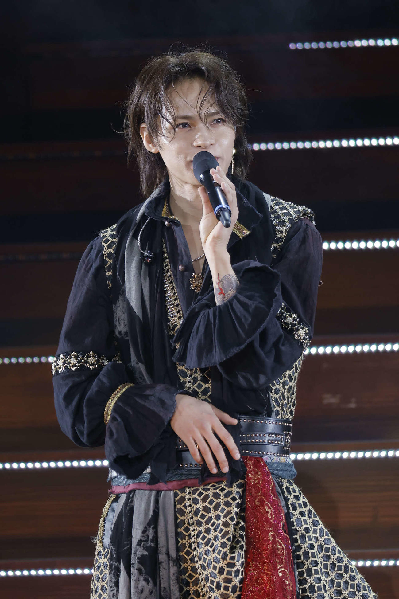 歌唱する上田竜也
