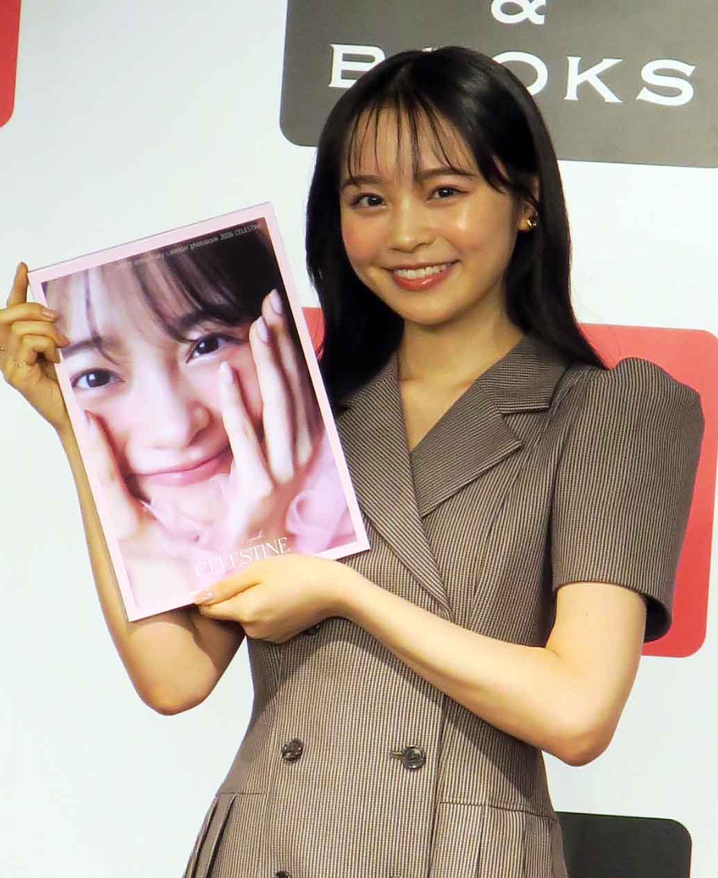 「林芽亜里anniversary calendar photobook 2026 SELESTINE」発売記念イベントを行った林芽亜里