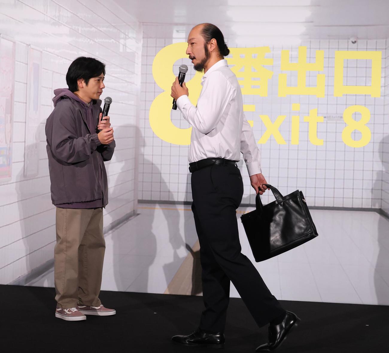 映画「8番出口」完全攻略舞台あいさつで撮影シーンを再現する二宮和也（左）と河内大和（撮影・中島郁夫）