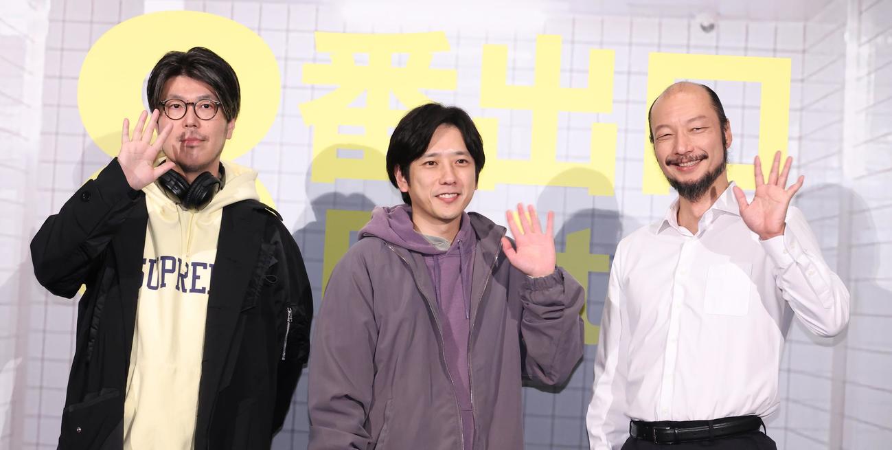 映画「8番出口」完全攻略舞台あいさつを行った、左から川村元気監督、二宮和也、河内大和（撮影・中島郁夫）
