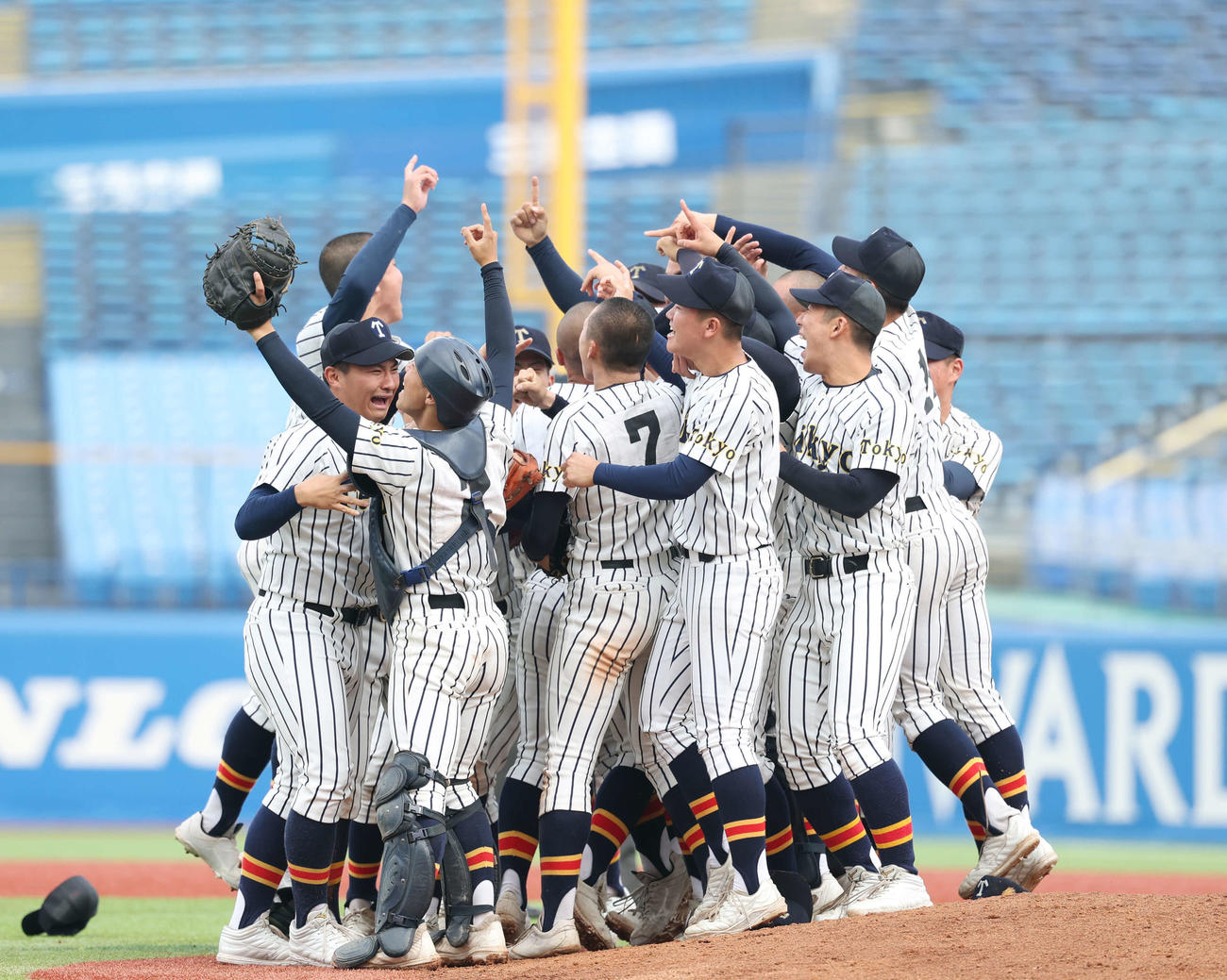 関東第一対帝京　勝利しマウンド集まる帝京ナイン（撮影・増田悦実）