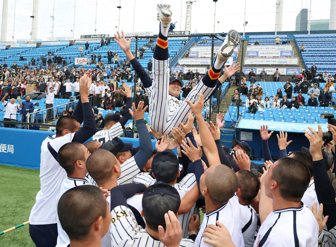 関東第一対帝京　優勝しナインに胴上げされる帝京・金田監督（撮影・増田悦実）