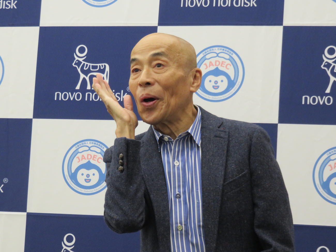 お得意の宮尾進のものまねのポースを取る井手らっきょ