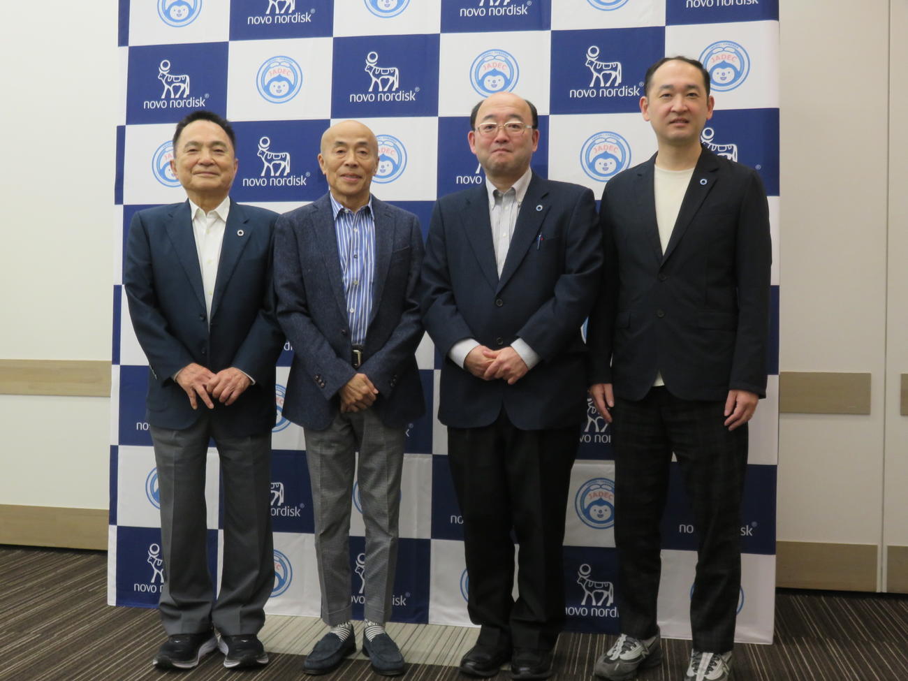 配信番組「歩いて学ぶダイアベティス“そとでる”ウオーキング」に出演した井手らっきょ（左から2人目）