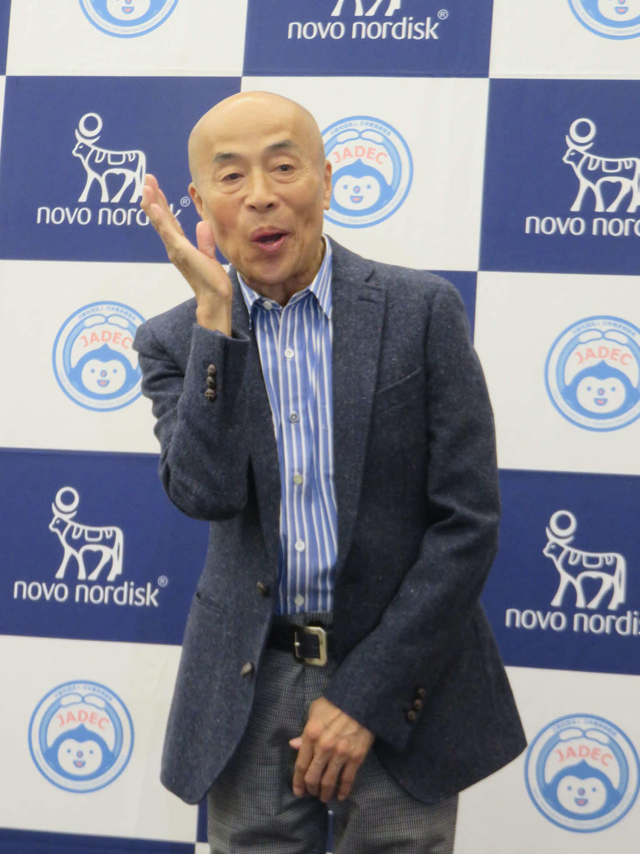 お得意の宮尾進のものまねのポースを取る井手らっきょ