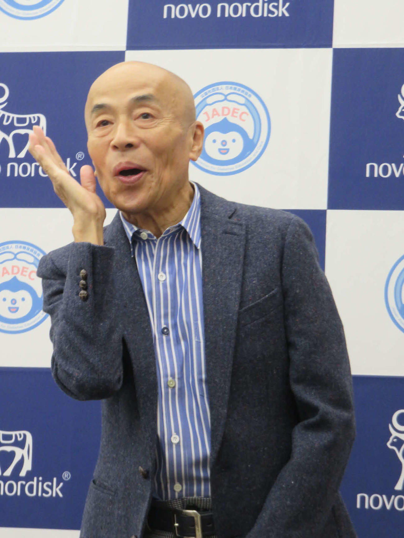 お得意の十返舎一九のものまねのポースを取る井手らっきょ