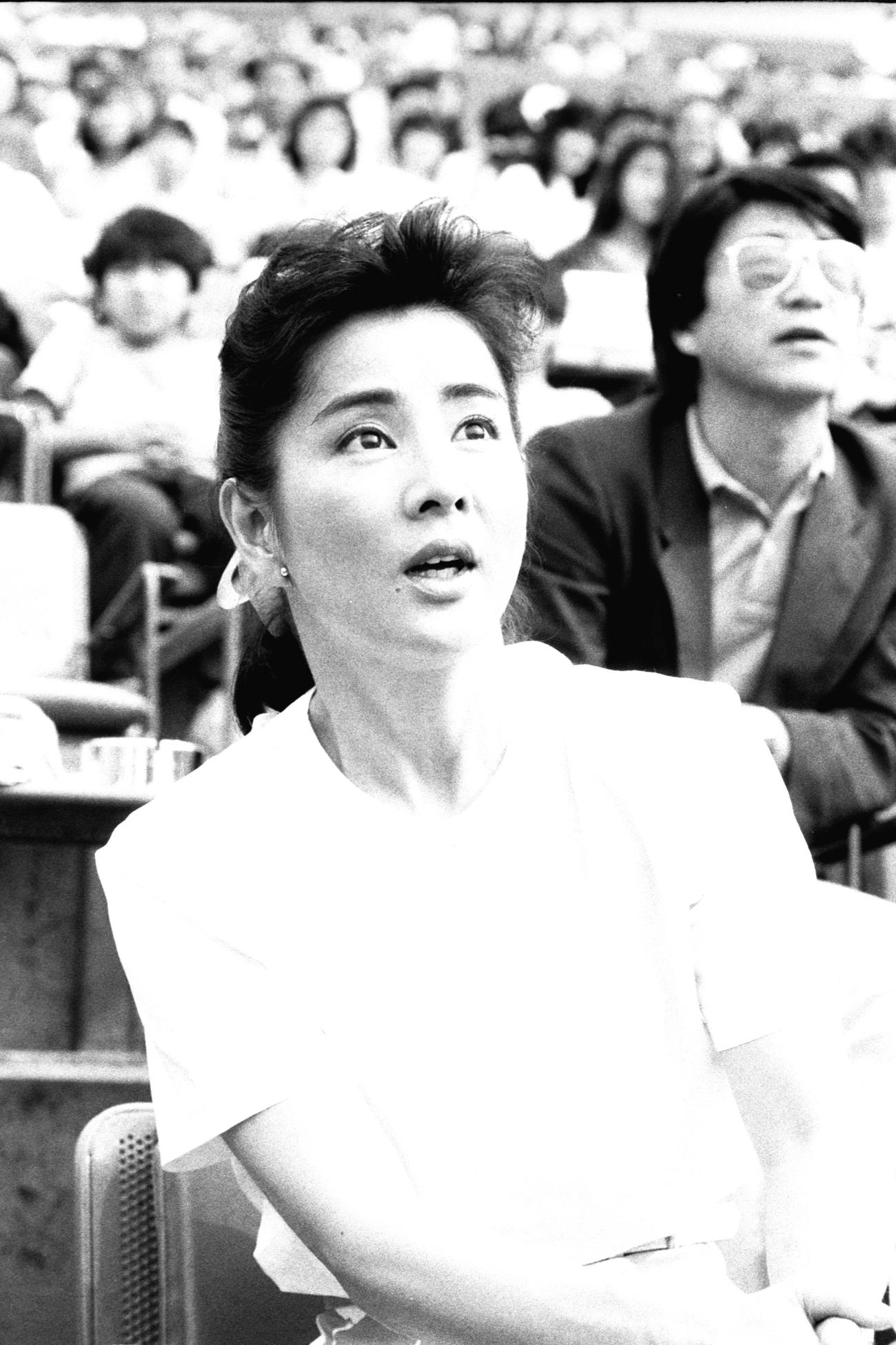 88年、西武対ロッテを観戦する吉永小百合