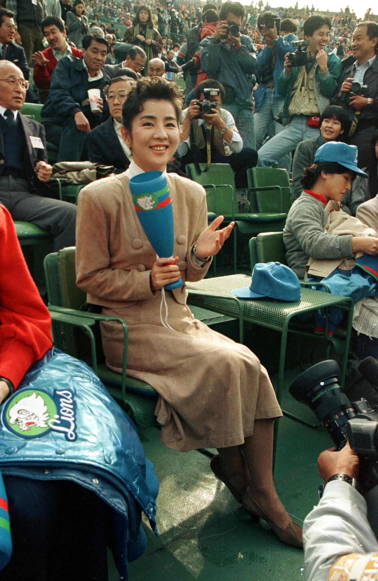 1987年11月、日本シリーズ第6戦、西武対巨人の観戦に訪れた吉永小百合