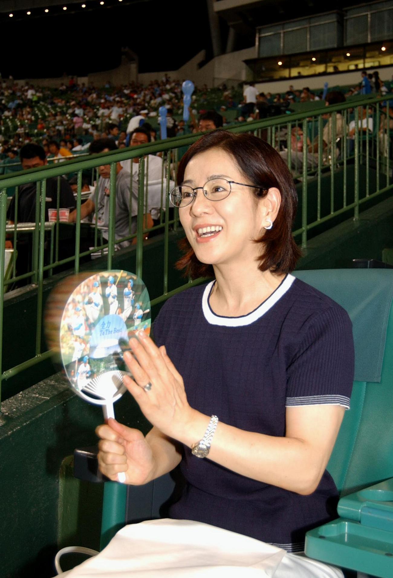 西武対ロッテ戦をネット裏最前列で観戦する吉永小百合（2002年8月撮影）