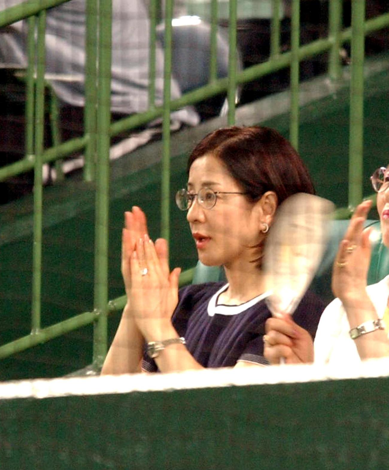 西武対ロッテ戦をネット裏最前列で観戦する吉永小百合（2002年8月撮影）