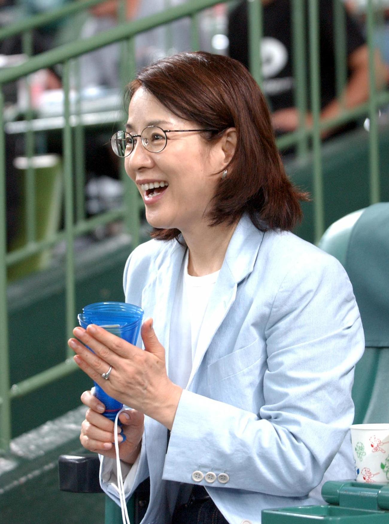 西武対ロッテ戦でスタンドから声援を送る吉永小百合（2003年7月撮影）