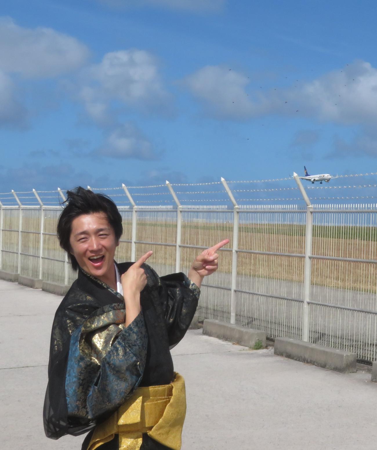 宮古島での初コンサート前に下地島空港を訪れた真田ナオキ（撮影・川田和博）