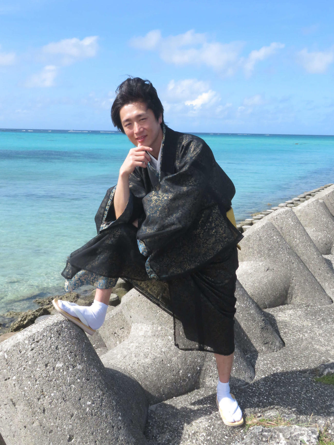 宮古島での初コンサート前に下地島空港付近の海岸で、琉装でポーズを決める真田ナオキ（撮影・川田和博）