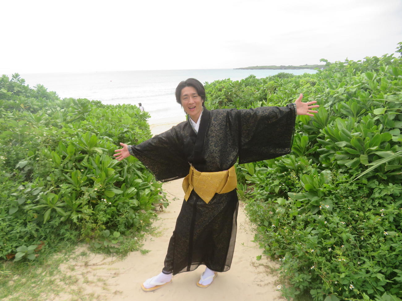 宮古島での初コンサート前に、琉装で写真に収まる真田ナオキ（撮影・川田和博）