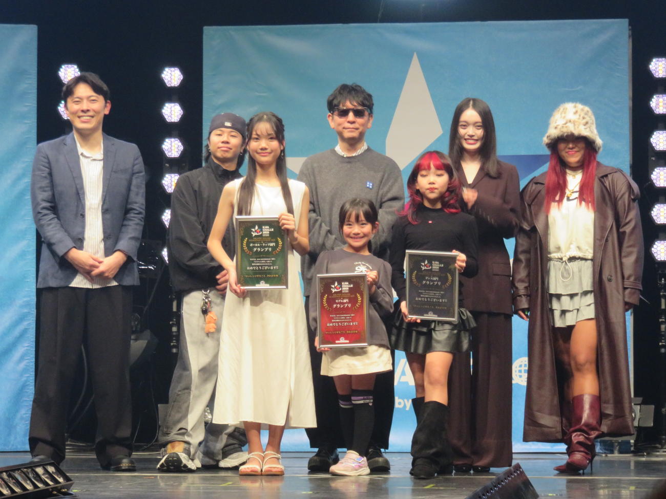 「キラチャレンジ2025」に出席した、左からこにわ、JUMPEI、ボーカル・ラップ部門グランプリ島村侑、☆Taku Takahashi、モデル部門グランプリ田島あかり、ダンス部門グランプリ山崎陽愛、髙石あかり、JESSICA