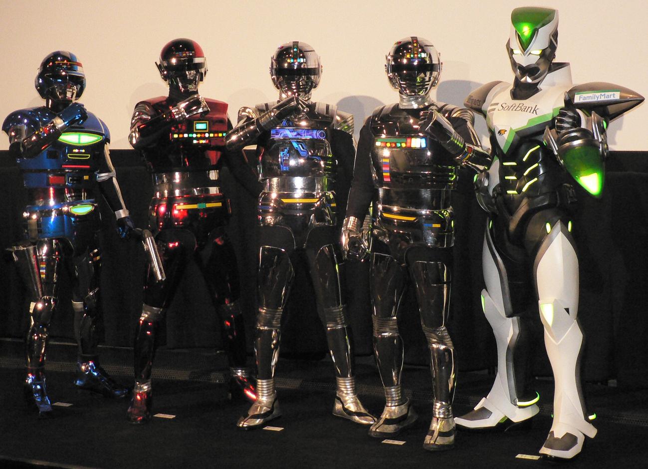 左から宇宙刑事シャイダー、シャリバン、2代目ギャバン「typeG」、ギャバン、ワイルドタイガー（2012年撮影）