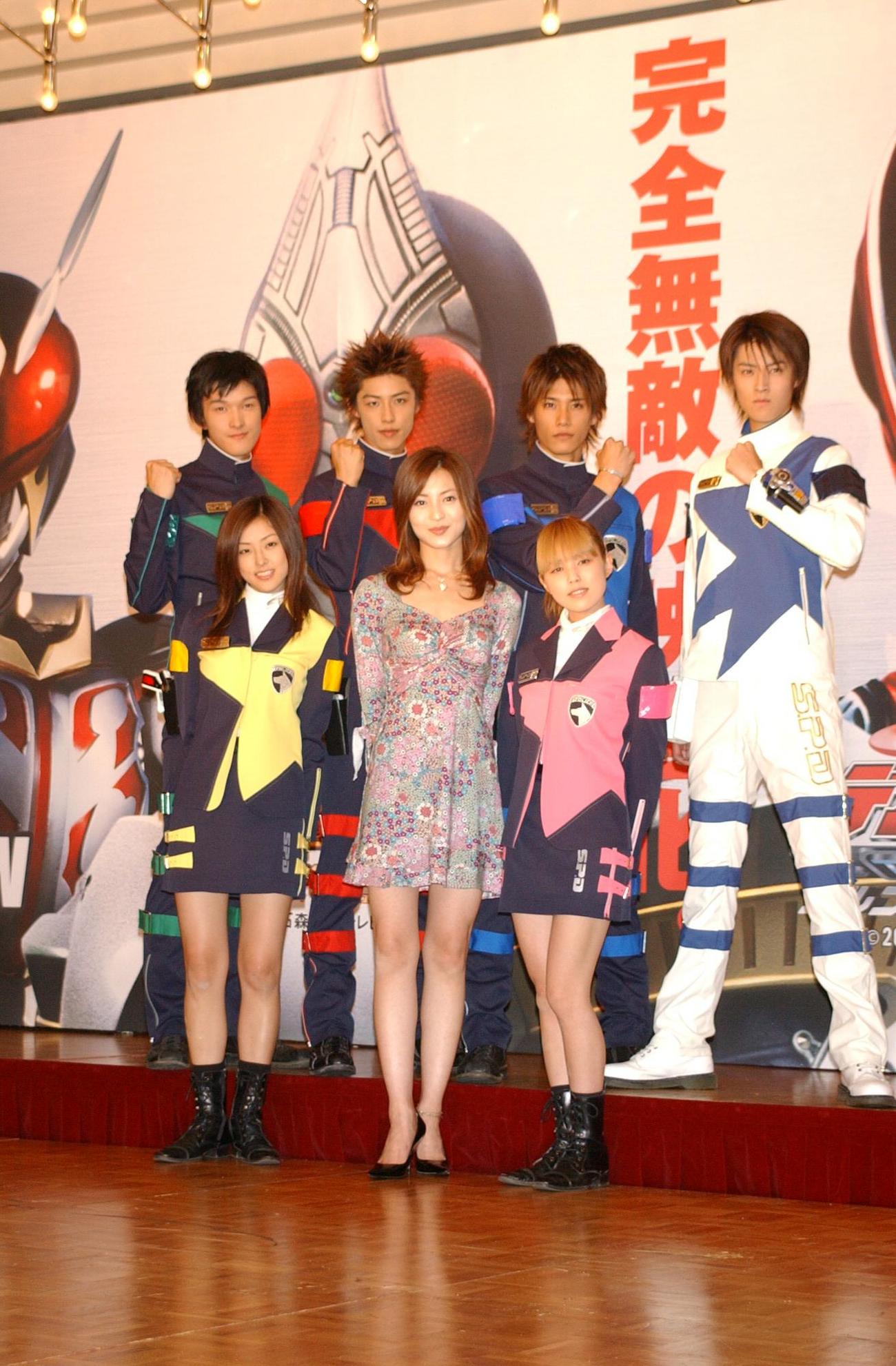 映画「特捜戦隊デカレンジャー」製作発表を終えて集合するデカレンジャー。前列左から木下あゆ美、新山千春、菊地美香、後列左から伊藤陽佑、載寧龍二、林剛史、吉田友一（2004年7月撮影）