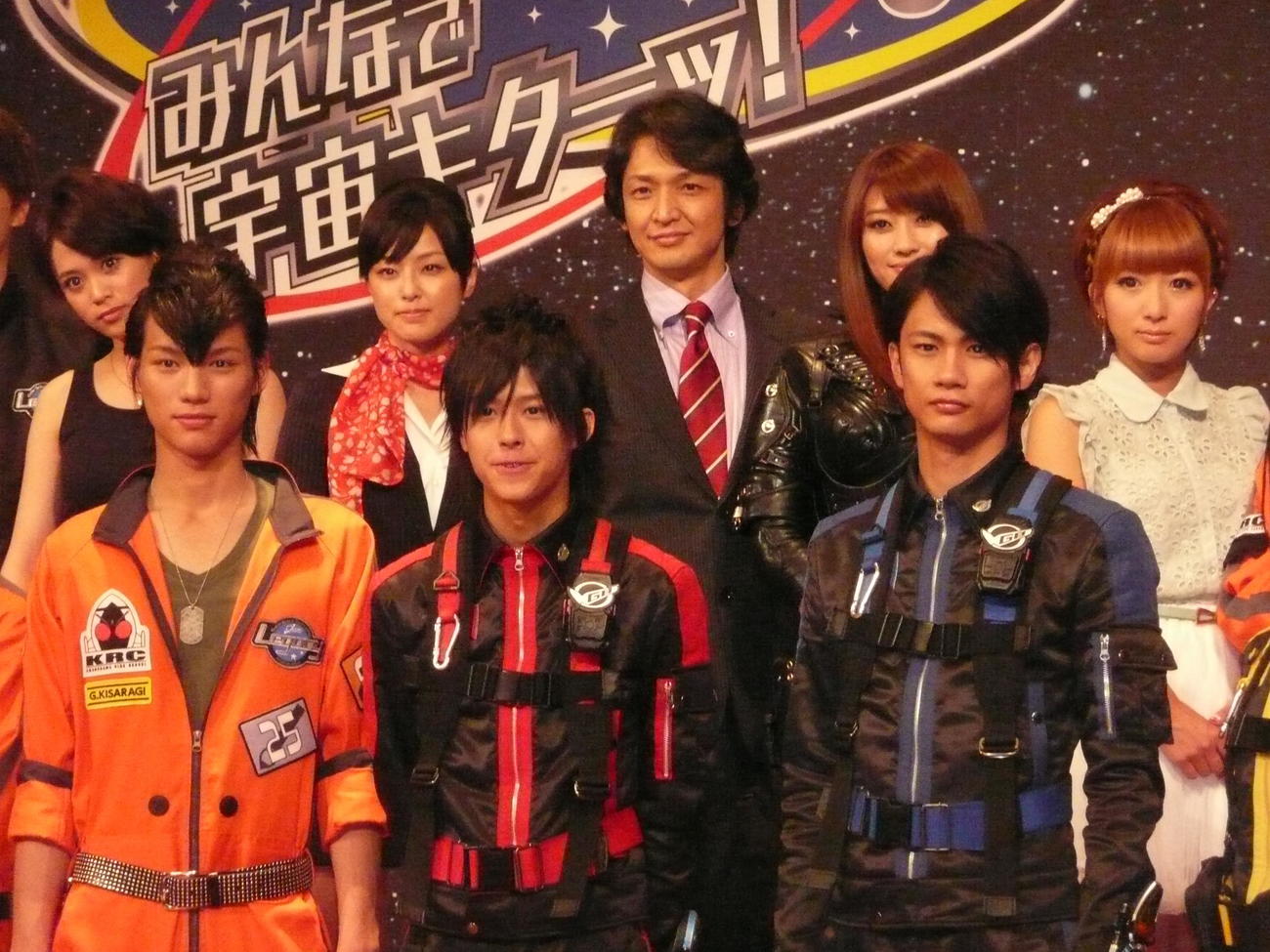 映画「仮面ライダーフォーゼ　THE MOVIE　みんなで宇宙キターッ！」製作発表　会見を行った、前列左から福士蒼汰、鈴木勝大、馬場良馬、後列左から坂田梨香子、木下あゆ美、岡田浩暉、原幹恵、辻希美（2012年6月撮影）