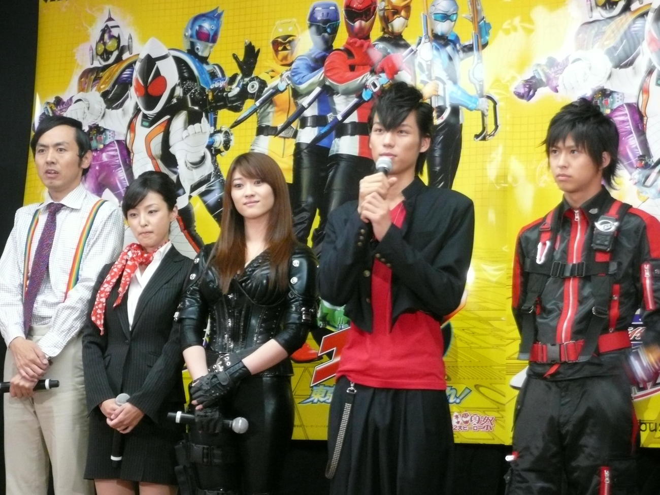 映画「仮面ライダーフォーゼ」「特命戦隊ゴーバスターズ」のイベントに出席した、左からアンガールズ田中卓志、木下あゆ美、原幹恵、福士蒼汰、鈴木勝大（2012年7月撮影）