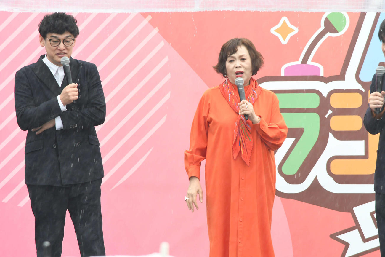 ABCラジオまつりのスペシャルステージでトークを繰り広げる上沼恵美子（右）とシャンプーハットてつじ（撮影・阪口孝志）