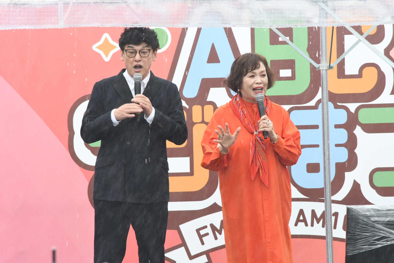 ABCラジオまつりのスペシャルステージでトークを繰り広げる上沼恵美子（右）とシャンプーハットてつじ（撮影・阪口孝志）