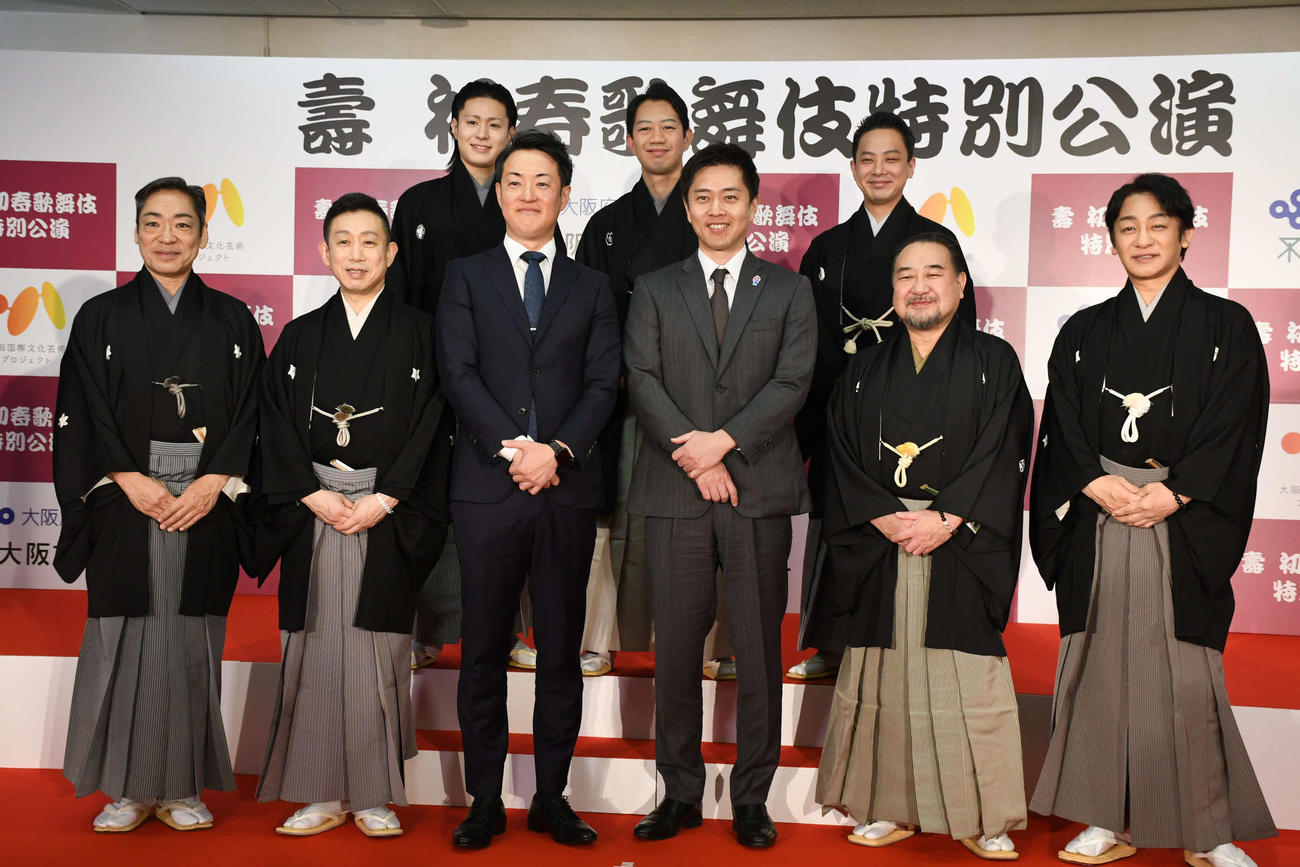「壽　初春歌舞伎特別公演」の記者会見に出席した、前列左から、市川中車、片岡孝太郎、横山英幸大阪市長、吉村洋文大阪府知事、中村鴈治郎、片岡愛之助、後列左から、中村歌之助、中村壱太郎、中村種之助（撮影・阪口孝志）