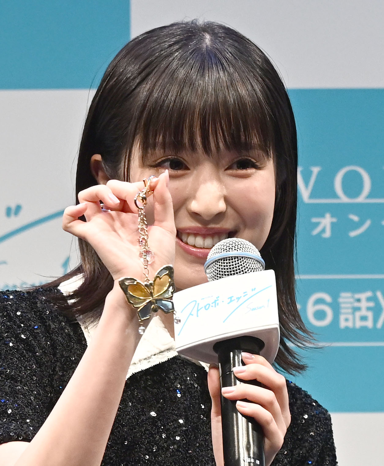 劇中で一ノ瀬蓮からもらった蝶々のキーホルダーを披露する福本莉子（撮影・千葉一成）