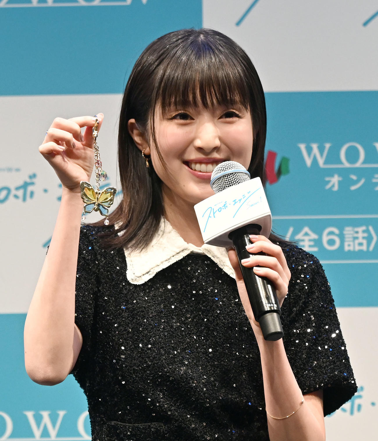 劇中で一ノ瀬蓮からもらった蝶々のキーホルダーを披露する福本莉子（撮影・千葉一成）