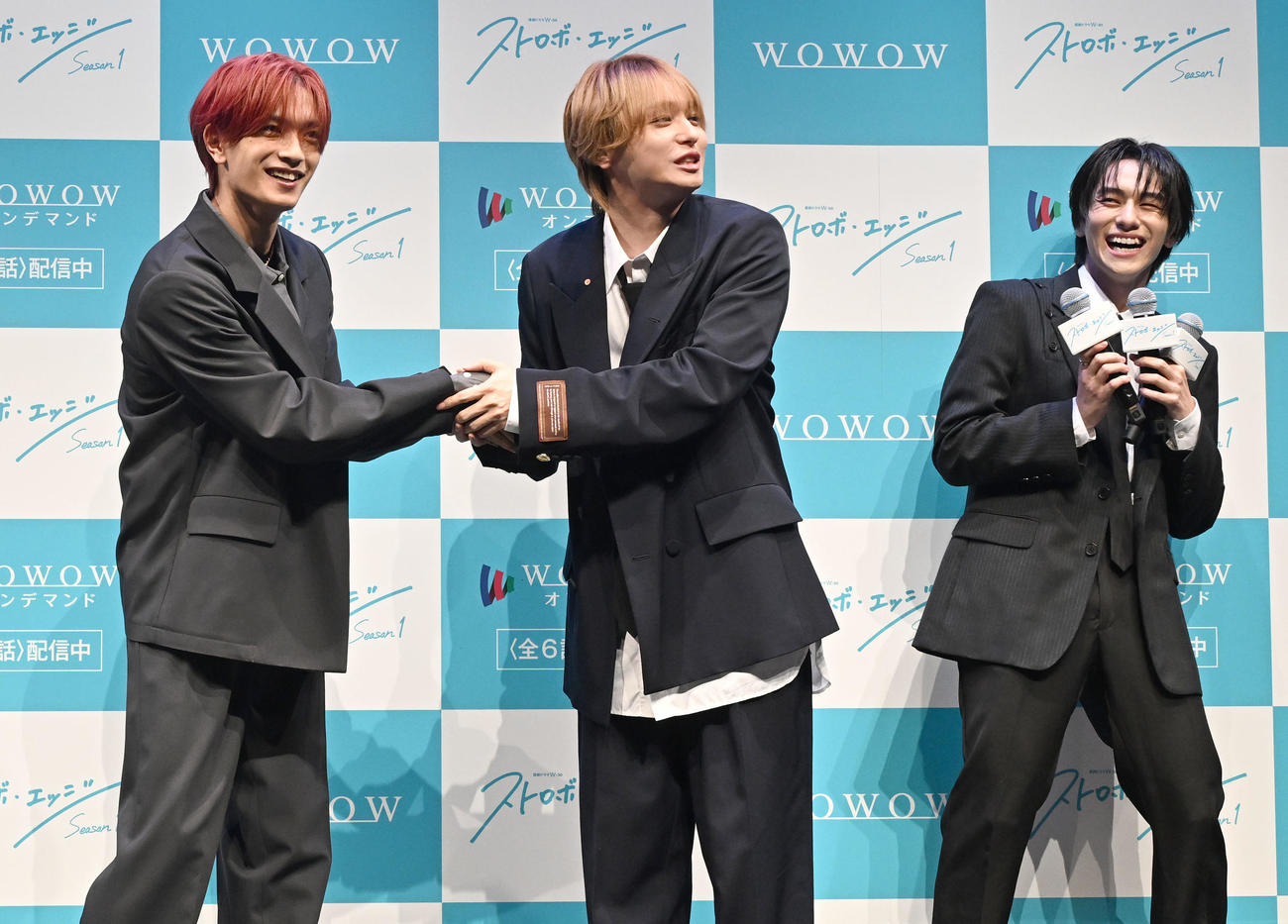 「ストロボ・エッジSeason1」上映会で劇中シーンを再現する高橋恭平（左）と伊野尾慧。右は山下幸輝（撮影・千葉一成）